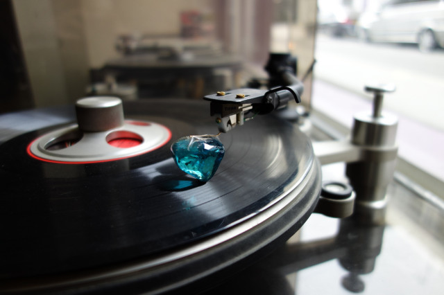 Lyra Titan with "a humongous profile of a Shitebata stylus made out of Thai blue sapphire." Photo credit: https://www.flickr.com/photos/bellaphon/