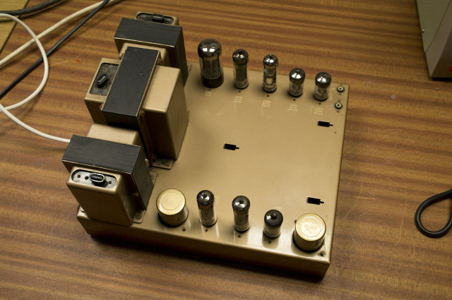 Leak's Stereo 20 amplifier utilized 4 EL84/6BQ5 tubes for power output. The chassis may look big, but the internal layout underneath is as clean as you could ever hope for. Photo credit: www.radfordrevival.co.uk